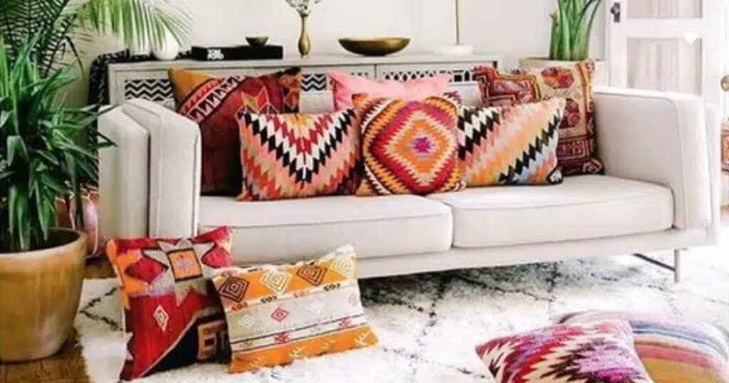 sala com sofá e almofadas coloridas para decoração boho