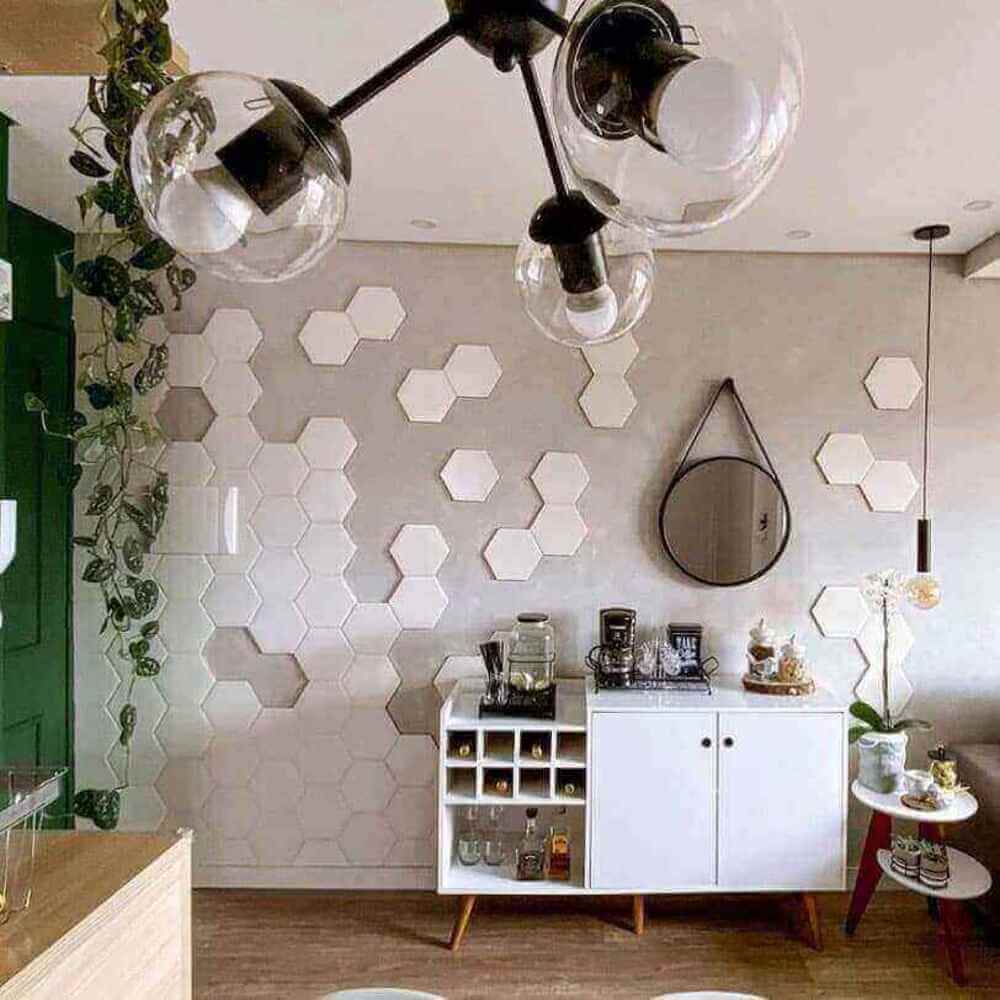 decoração de quarto futurista com itens decorativos e parede decorada com azulejos hexagonais