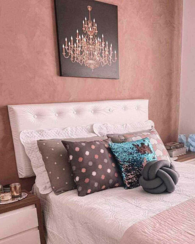 decoração de quarto retrô com paredes rosas e almofadas estampadas