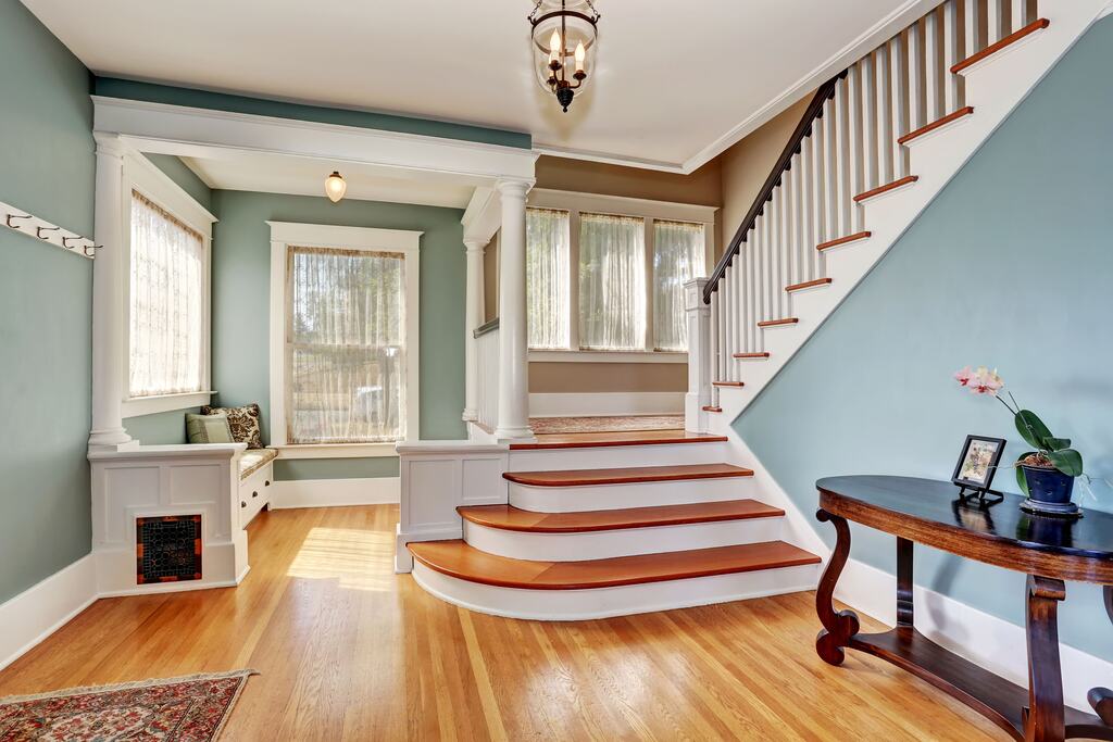 interior de casa com escadas e paredes pintadas em tons de azul