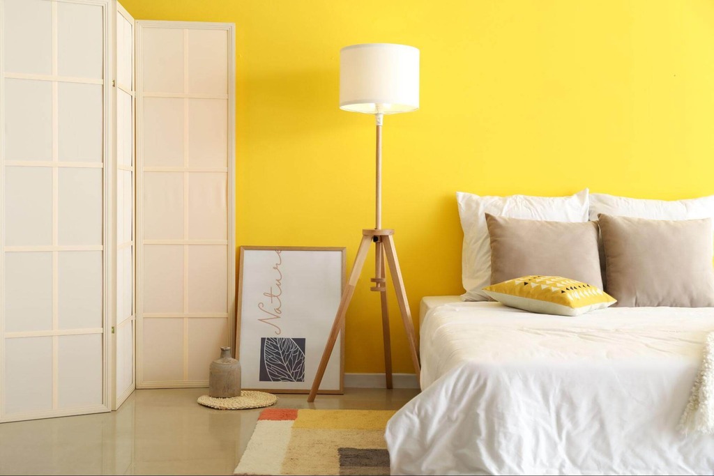 quarto pintado com tons de amarelo para parede