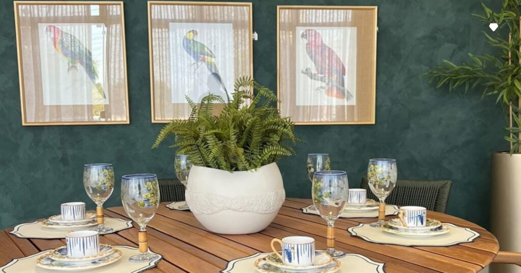 cozinha com cimento queimado verde, parede decorada e mesa posta
