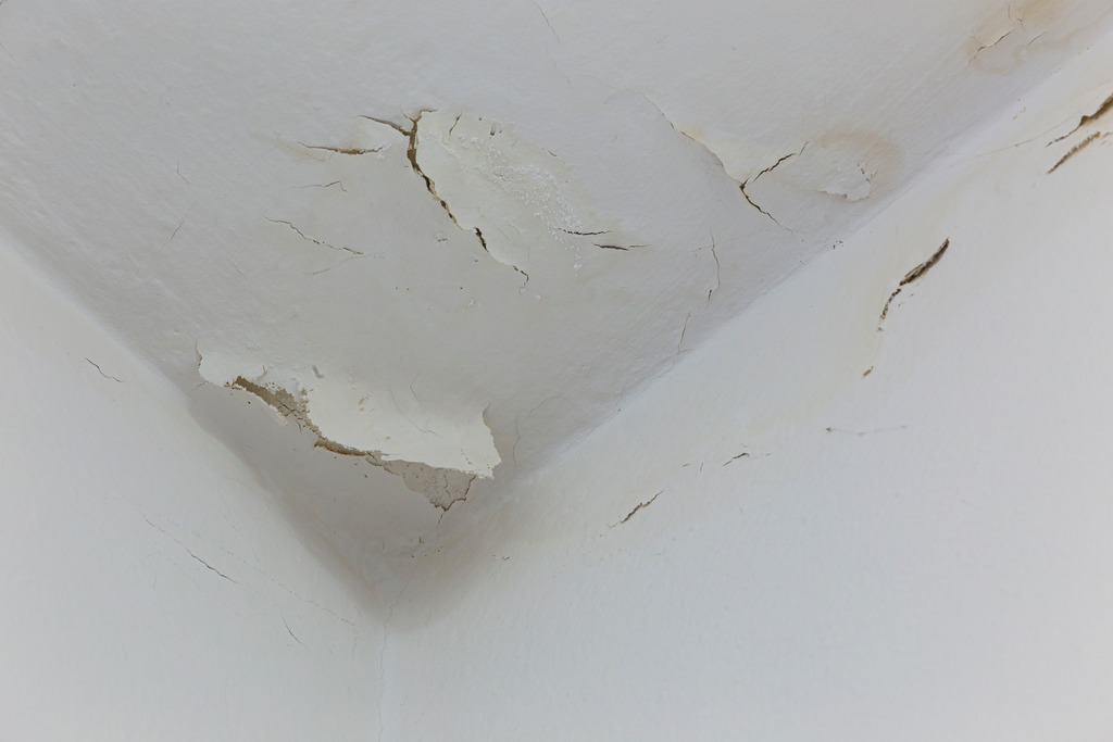 tinta do teto descascando, representando a importância de saber como acabar com infiltração na parede