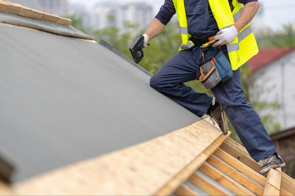 profissional realizando processo para impermeabilização de telhado